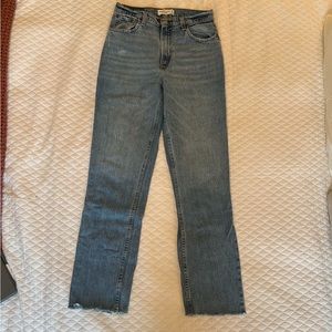 Abercrombie 90s Straight Ultra High Rise in size 28 Long/ 6 Long, raw hem